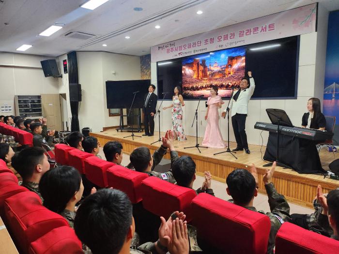 육군31보병사단이 9일 개최한 2026 찾아가는 예술단 ‘오페라 갈라콘서트’ 공연에서 장병들이 공연을 관람하고 있다. 부대 제공