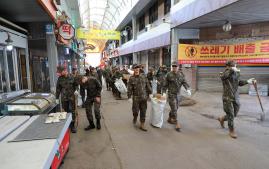 육군1기갑여단 장병들이 경기 포천시 영북면 운천시장 일대에서 환경정화활동을 하고 있다. 사진 제공=김병찬 중위