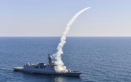 &nbsp;8일 동해상에서 진행된 합동 전투탄 실사격 훈련에서 3100톤급 호위함(FFG) 대구함이 대함유도탄방어유도탄 &lsquo;해궁&rsquo;을 발사하고 있다. 해군은 이날 훈련에 앞서 국방부 50만 드론전사 양성 추진과 연계해 자폭 드론 해상운영 검증 전투실험도 함께 했다. 해군 제공