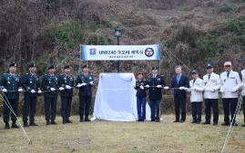 9일 열린 주한 유엔군 유격부대(8240부대)원 추모비 제막식에서 육군특수전사령부 귀성부대 주요 직위자를 비롯한 참석자들이 제막에 앞서 기념촬영하고 있다. 부대 제공