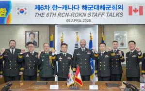 8일 부산 유엔기념공원을 찾은 한&middot;캐나다 해군대표단이 참배하고 있다. 해군 제공