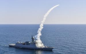 &nbsp;8일 동해상에서 진행된 합동 전투탄 실사격 훈련에서 3100톤급 호위함(FFG) 대구함이 대함유도탄방어유도탄 &lsquo;해궁&rsquo;을 발사하고 있다. 해군은 이날 훈련에 앞서 국방부 50만 드론전사 양성 추진과 연계해 자폭 드론 해상운영 검증 전투실험도 함께 했다. 해군 제공