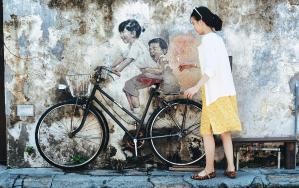 필자 김은덕&middot;백종민은 여행작가다. 부부가 함께 쓴 공저로 『여행 말고 한달살기』 『한 달에 한 도시』 시리즈 등이 있다. 유튜브 &lsquo;띵크띵스&rsquo;도 운영 중이다.