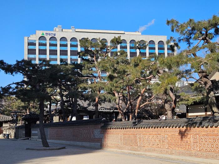 운현궁 너머로 보이는 현대 사옥. 사진=필자 제공