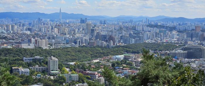 북악산서 촬영한 계동. 오른편에 현대사옥이 보인다. 사진=필자 제공