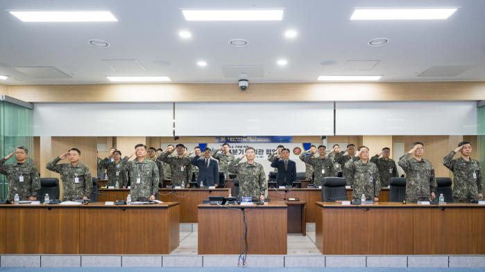9일 열린 해군 지휘관 협업회의에서 김경률(앞줄 가운데) 해군참모총장을 비롯한 해군 주요 지휘관들이 국기에 대한 경례를 하고 있다. 사진 제공=장우성 군무주무관