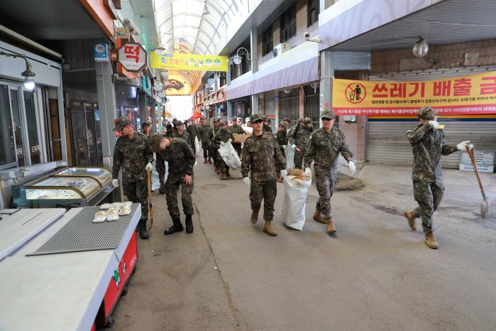 육군1기갑여단 장병들이 경기 포천시 영북면 운천시장 일대에서 환경정화활동을 하고 있다. 사진 제공=김병찬 중위
