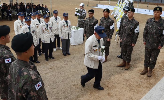 9일 육군8기동사단 번개여단 주둔지에서 열린 ‘6·25전쟁 전사자 유해발굴 개토식’에서 참전용사들이 헌화하고 있다. 부대 제공