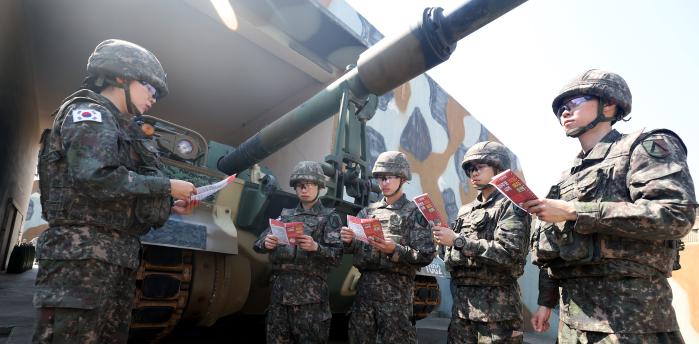 육군수도포병여단 석정대대 장병들이 지난 2일 K9A1 자주포 비사격 절차 훈련에 앞서 여단에서 자체 제작한 안전 리플릿을 보며 안전수칙을 확인하고 있다. 조용학 기자