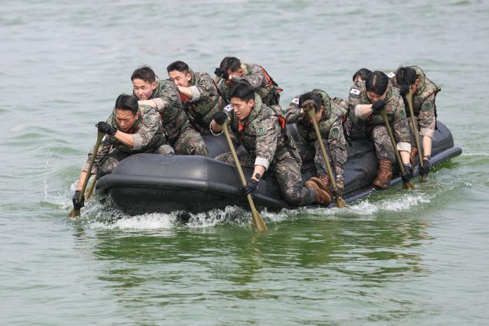 육군사관학교 생도들이 공격단정을 패들링하며 목표지역으로 향하고 있다.