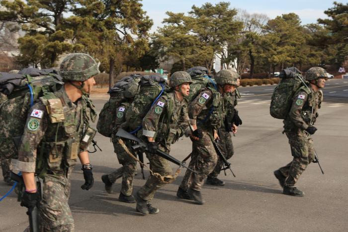 대회에 참가하는 육사 생도들이 군장뜀걸음을 하고 있다.