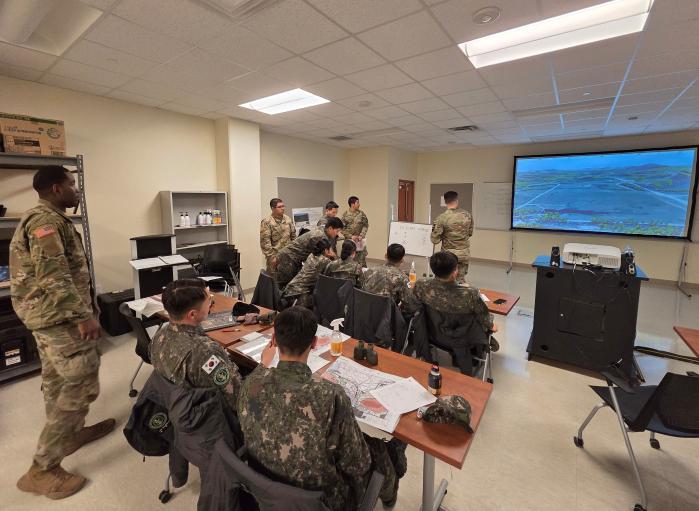 육사 생도들이 미2사단/한미연합사단에서 화력요청 실습을 하고 있다. 부대 제공