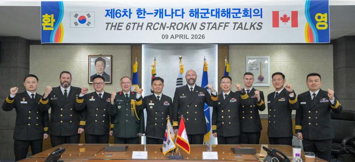 9일 부산작전기지에서 개최된 제6차 한·캐나다 해군 대 해군회의에서 참석자들이 기념사진을 찍고 있다. 해군 제공