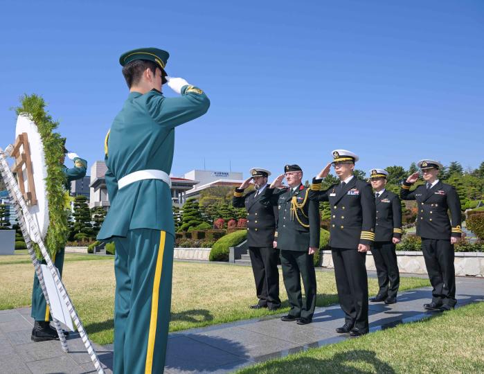 8일 부산 유엔기념공원을 찾은 한·캐나다 해군대표단이 참배하고 있다. 해군 제공