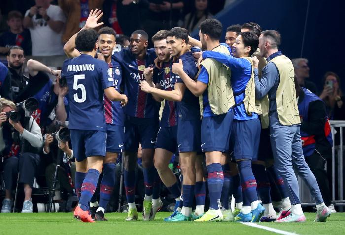 9일(한국시간) 프랑스 파리의 파르크 데 프랭스에서 열린 2025-2026 유럽축구연맹(UEFA) 챔피언스리그(UCL) 8강 1차전 파리 생제르맹(PSG)과 리버풀의 경기에서 후반 20분 PSG 흐비차 크바라츠헬리아(왼쪽 넷째)의 추가 골이 터지자 이강인(오른쪽 둘째)과 동료들이 기뻐하고 있다. PSG는 리버풀을 2-0으로 꺾고 4강 진출에 유리한 고지를 선점했다. EPA·연합뉴스