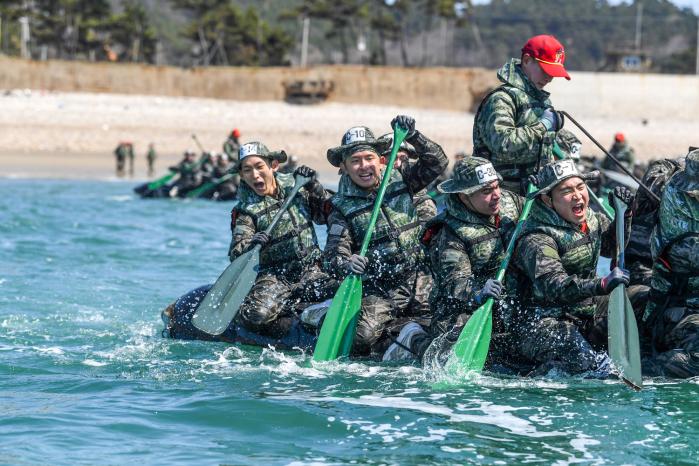 해병대 연평부대 장병들이 대연평도 구리동 해안 일대에서 상륙기습 기초훈련 중 해상 패들링을 하고 있다. 부대 제공