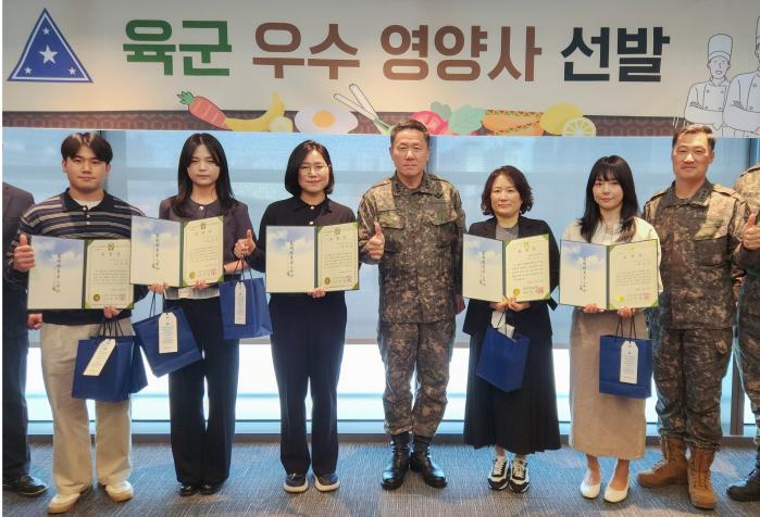 육군이 8일 서울 용산구 로카우스호텔에서 개최한 ‘육군 우수 영양사 시상식’에서 하헌철(소장·가운데) 군수참모부장과 수상자들이 기념사진을 찍고 있다. 육군 제공