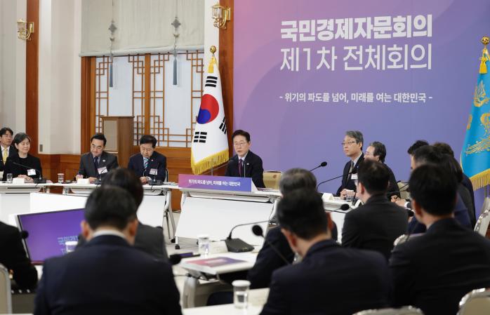 이재명 대통령이 9일 청와대에서 열린 국민경제자문회의 제1차 전체회의에서 발언하고 있다. 연합뉴스