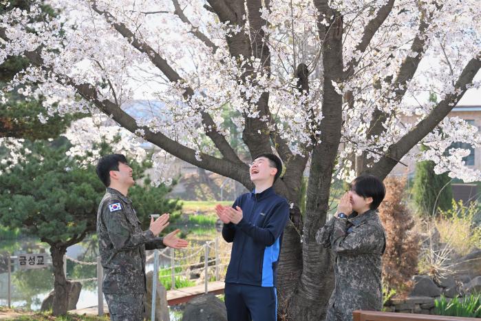 공군7항공통신전대 장병들이 봄맞이 벚꽃행사에서 즐거운 시간을 보내고 있다. 사진 제공=류예찬 중위