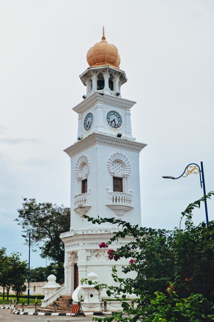 빅토리아 여왕 즉위 60주년을 기념해 세운 시계탑. 영국의 페낭 식민 역사와 인도·사라센 양식의 건축미를 상징한다.