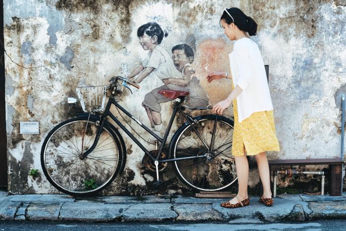 페낭 조지타운 골목에 그려진 벽화 ‘자전거를 탄 아이들’. 조지타운 골목 곳곳에는 예술가들이 그린 벽화와 설치미술이 존재한다.
