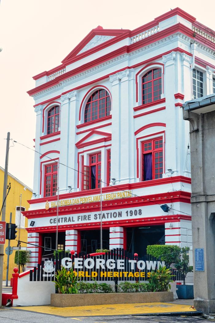 페낭의 혼합 양식 건축미를 보여 주는 조지타운 중앙소방서.