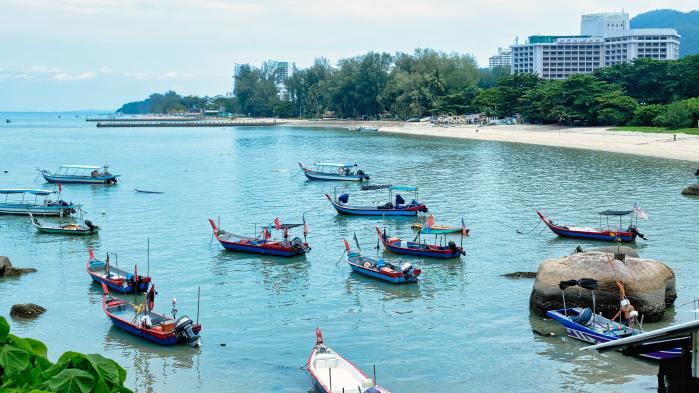 어부들의 일상과 관광객의 산책이 교차하는 페낭의 해안.
