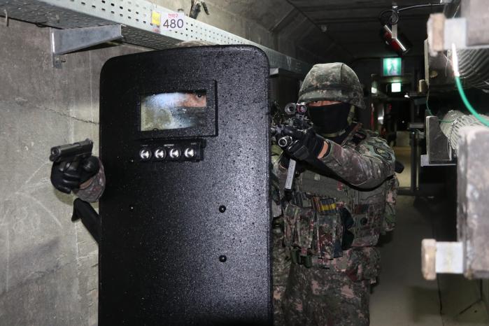육군50보병사단 구미대대 장병들이 경북 구미시 지하공동구에서 열린 통합 대테러훈련 중 기동하고 있다. 부대 제공