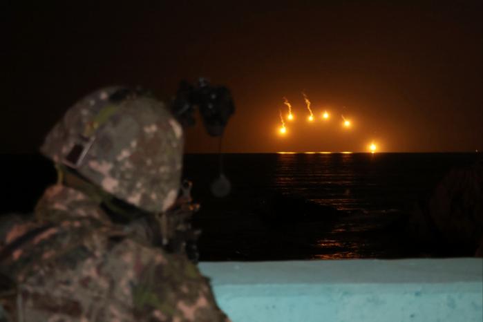 육군53보병사단 울산여단 장병들이 8일 울산·경주 경계 지경리 일대에서 열린 지·해·공 합동훈련 중 개인화기를 이용해 해상에 있는 적을 격멸하고 있다. 부대 제공