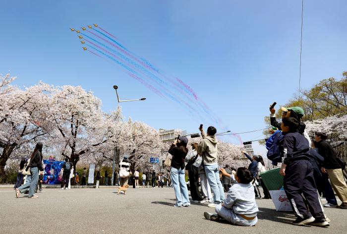 지난 5일 봄꽃축제가 열린 서울 여의도 윤중로 상공에서 공군특수비행팀 블랙이글스가 에어쇼를 펼쳐 빅 애로우 대형을 선보이고 있다. 연합뉴스