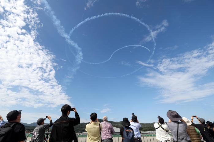 공군특수비행팀 블랙이글스가 태극 기동을 선보이고 있다.