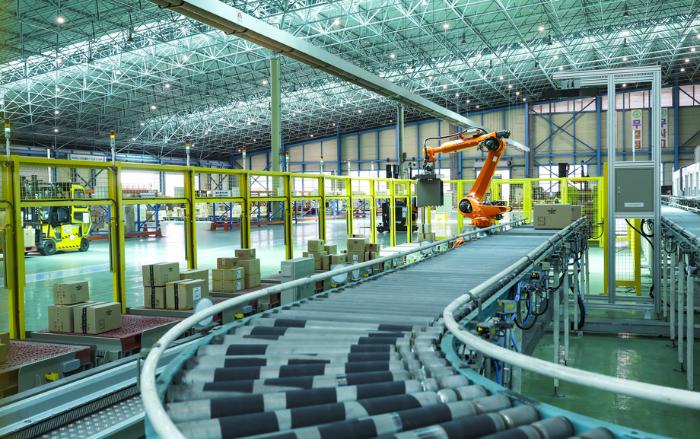 지난 8일 육군종합보급창 1보급단 물류창고에서 컨베이어를 통해 이동한 보급품이 3D 비전 카메라를 거쳐 로봇 팔에 의해 팰릿에 적재되고 있다.