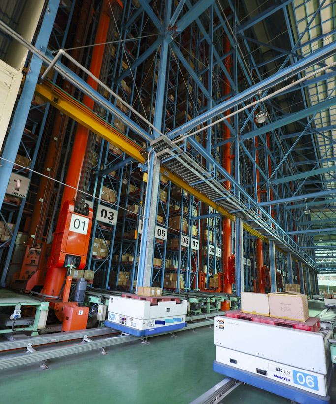 무인지게차가 출고 후 잔여 품목을 재입고하고 있다.