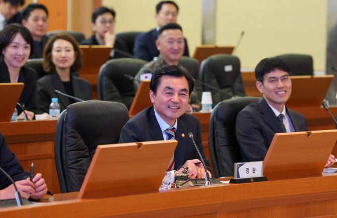 LIG D&A 대전하우스를 찾은 안 장관이 시설을 둘러보고 있다.