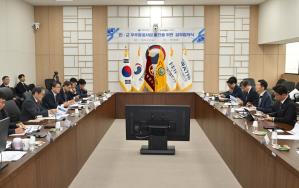 이용철 방위사업청장과 오태석 우주항공청장 등 양 기관 관계자들이 지난 10일 열린 민&middot;군 우주항공 사업 발전을 위한 업무협약식에서 협력 방안에 대해 토의하고 있다. 방사청 제공