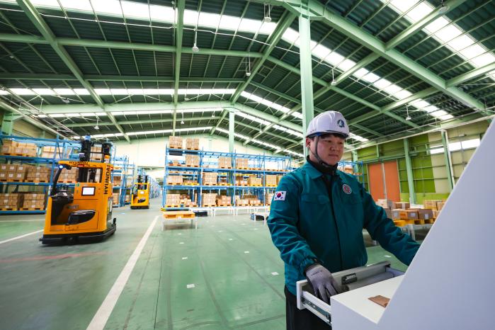 길영수 군무주무관이 시스템에 보급품 출고 명령을 입력하고 있다.