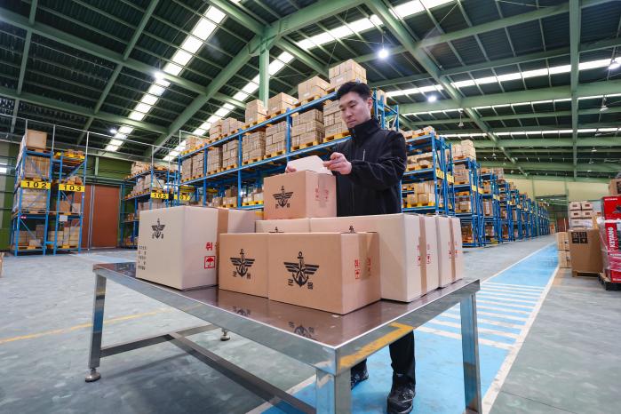 담당자가 분류된 보급품에 박스 라벨을 부착·포장하고 있다.