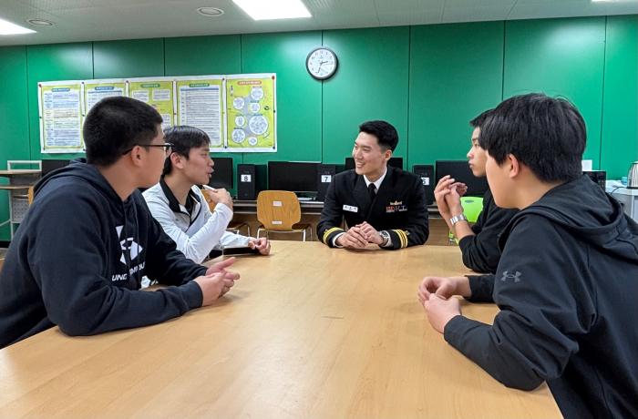 김동혁 해군1함대 강원함 작전관이 지난 9일 북평고 학생들과 멘토·멘티 활동을 실시하고 있다. 부대 제공