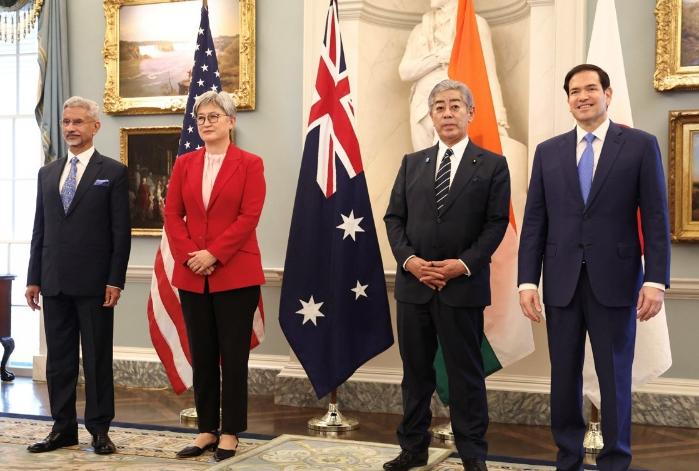 미국 주도의 양자 동맹 체제는 역내 전통적인 군사적 위협 대응에 최적화된 방식으로 발전해 왔으며, 변화된 지역 안보환경을 보완하기 위해 다자 협력으로 이어졌다. 사진은 오른쪽부터 미국, 일본, 호주, 인도 4개국 안보 협의체 ‘쿼드(Quad)’ 외교장관들이 지난해 7월 회의 후 기념사진을 찍는 모습. 로이터·연합뉴스