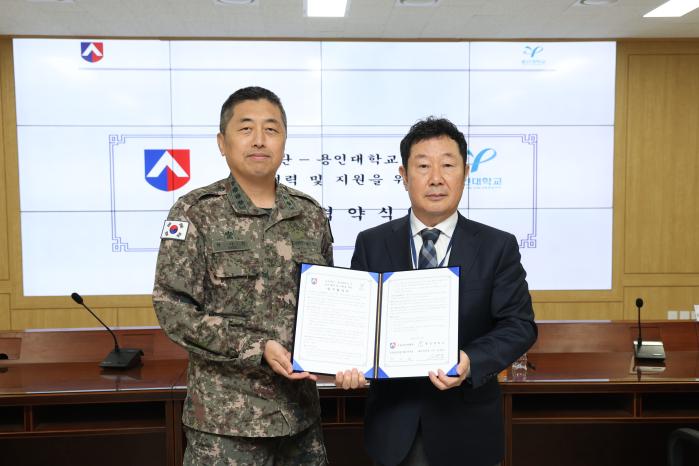 박시원(왼쪽) 수도군단 교육훈련참모처장과 김관규 용인대 체육학과장이 업무협약서를 들고 상호협력을 다짐하고 있다. 부대 제공