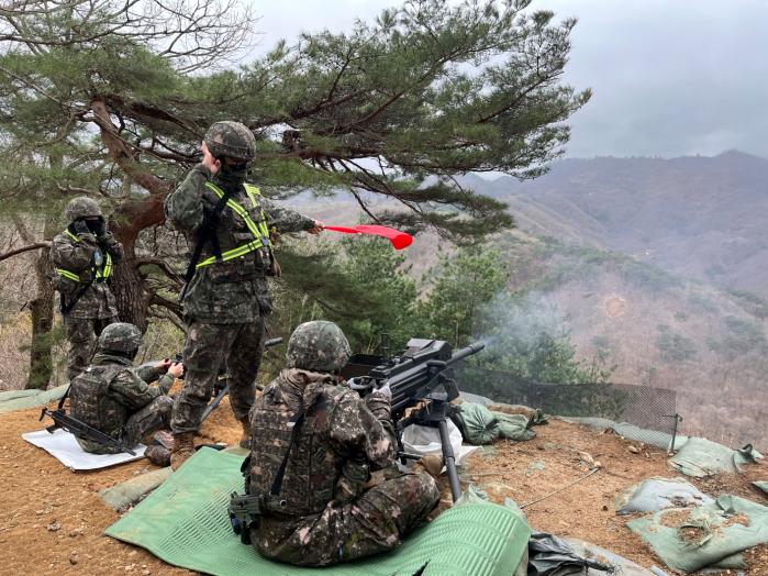 육군66보병사단 황소여단 장병들이 지난 10일 쌍용공지합동훈련장에서 열린 통합전투사격 훈련에서 K4 고속유탄기관총을 발사하고 있다. 부대 제공