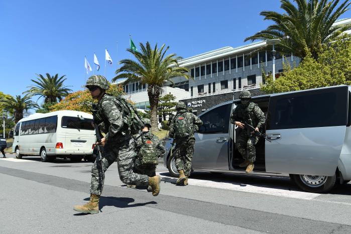 지난 8일 제주 서귀포시 2청사에서 진행된 대테러 화재진압 및 피해복구 훈련에서 해병대9여단 기동타격대가 기동하고 있다. 부대 제공