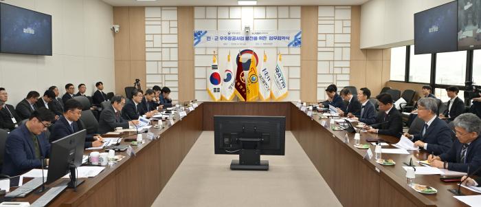 이용철 방위사업청장과 오태석 우주항공청장 등 양 기관 관계자들이 지난 10일 열린 민·군 우주항공 사업 발전을 위한 업무협약식에서 협력 방안에 대해 토의하고 있다. 방사청 제공