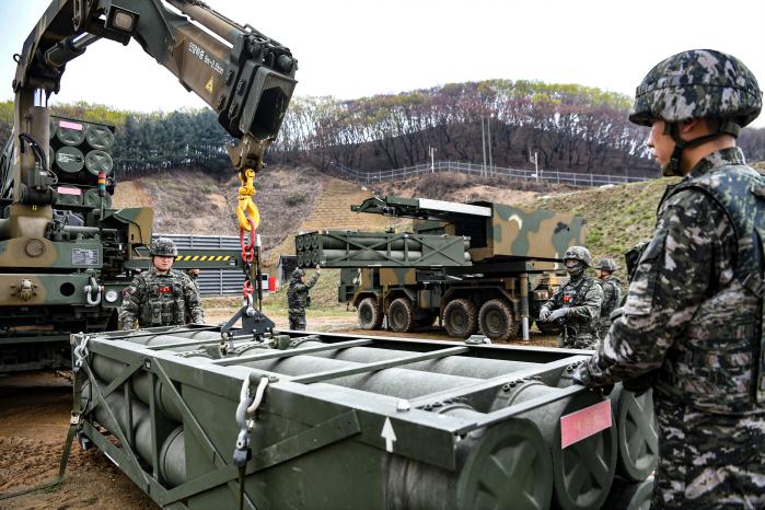 해병대2사단 다연장사격대 장병들이 지난 10일 진행된 야외전술훈련에서 천무 발사대 재장전 절차를 숙달하고 있다. 부대 제공