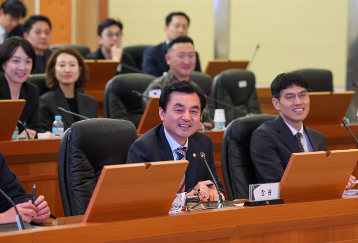 안규백 국방부 장관이 지난 10일 국방과학연구소를 방문해 소통간담회를 하며 연구원들과 대화하고 있다.