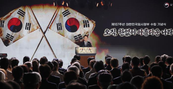 김민석 국무총리가 11일 서울 서대문구 국립대한민국임시정부기념관에서 열린 제107주년 대한민국임시정부 수립 기념식에서 기념사를 하고 있다. 연합뉴스