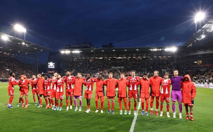 독일 프로축구 분데스리가 바이에른 뮌헨 선수들이 12일(한국시간) 독일 함부르크의 밀레른토어 경기장에서 열린 2025-2026 분데스리가 29라운드 원정 경기에서 장크트 파울리를 5-0으로 꺾은 뒤 세리머니를 하고 있다. 이날 뮌헨은 역대 시즌 최다 105골 신기록을 세웠다. AFP·연합뉴스