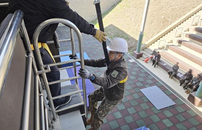육군전투준비안전단이 13~14일 개최 중인 전반기 학교부대 안전교관 세미나에서 참가자가 완강기 체험을 하고 있다. 부대 제공