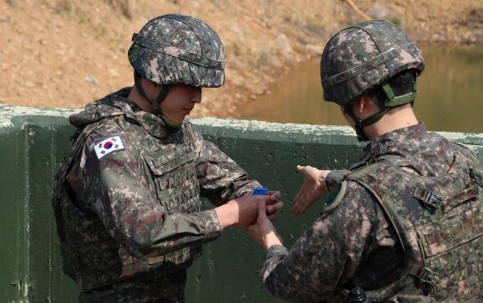 육군7보병사단 신병교육대대 장병들이 13일 열린 ‘세열수류탄 투척 훈련 시범식 교육’에서 수류탄 투척 준비를 하고 있다. 부대 제공