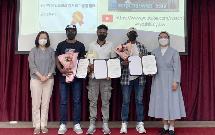 2022년 9월 4일 조종사를 구한 공로로 화성시 외국인복지센터장 표창장을 받은 루완(가운데) 씨와 동료들. 화성시 외국인복지센터 제공